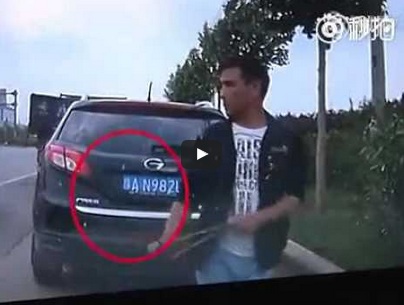 بالفيديو.. لص يسرق سيارة باستخدام المقلاع والقفازات
