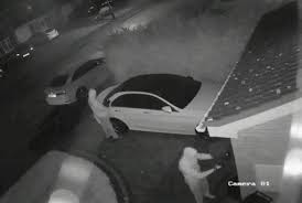 بالفيديو.. لصوص يسرقون سيارة فارهة خلال 60 ثانية