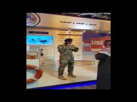 بالفيديو.. جندي في حرس الحدود يتحدث بلغة الإشارة مع أحد زوار معرض ذوي الاحتياجات