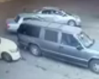 بالفيديو.. لص يسرق سيارة بداخلها امرأة في #تبوك