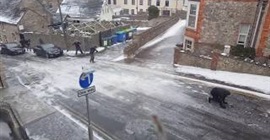 فيديو طريف.. مارة يحاولون السير على منحدر يغطيه الجليد - المواطن