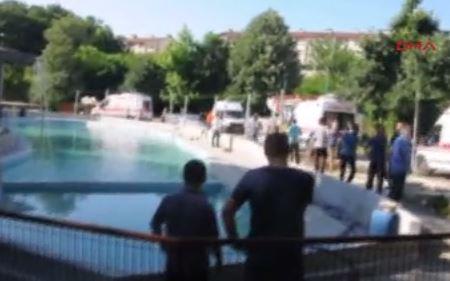لقطات مروعة لصعق 5 أشخاص بالكهرباء في حمام سباحة!