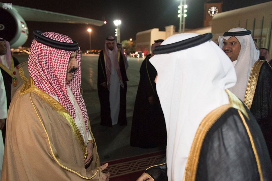 بالصور.. ملك البحرين يغادر الرياض بعد تقديم واجب العزاء في وفاة الأمير منصور بن مقرن