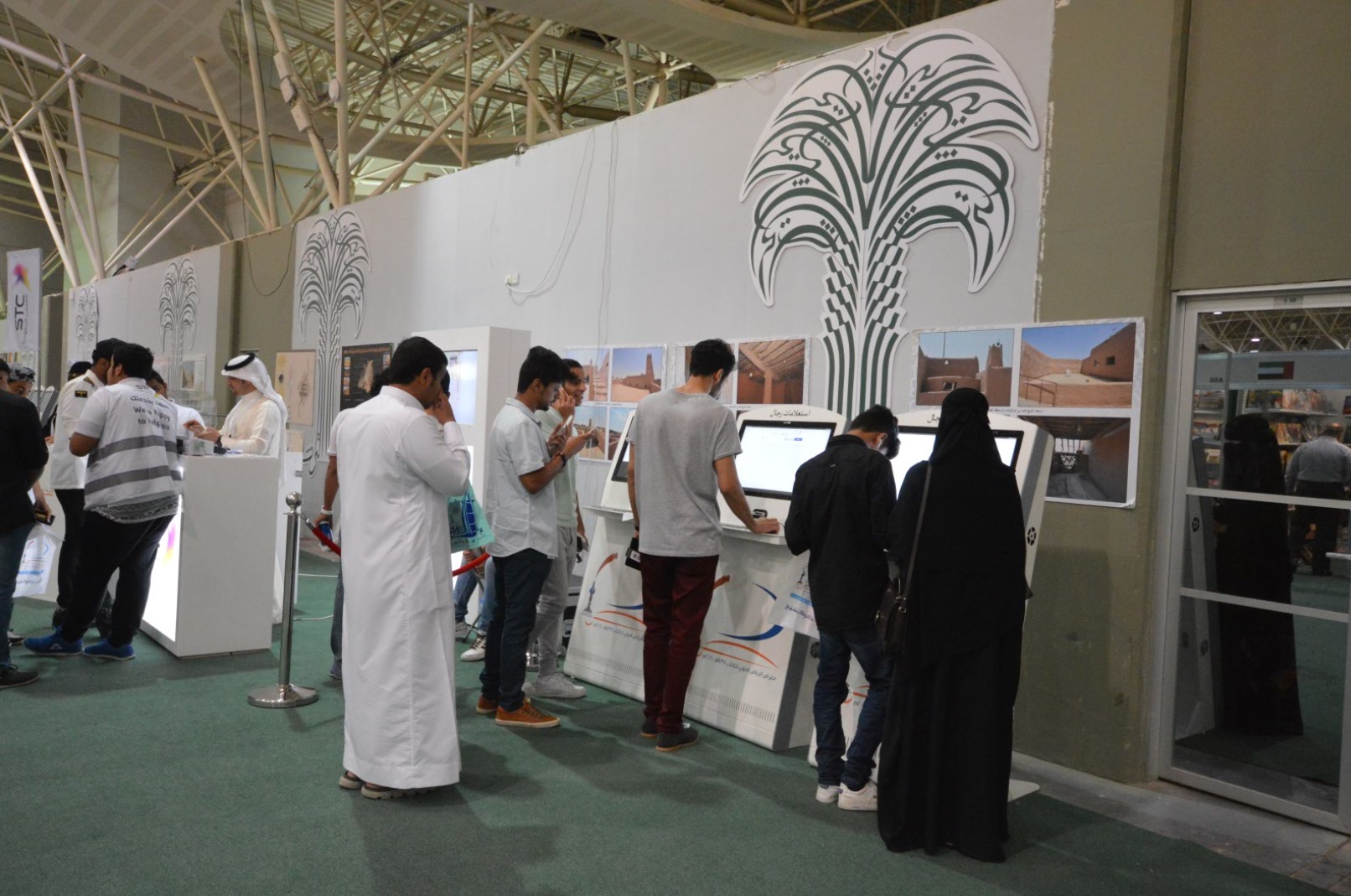 للمرة الأولى.. 50 جهازاً للاستعلام عن الكتب في معرض #الرياض (1)