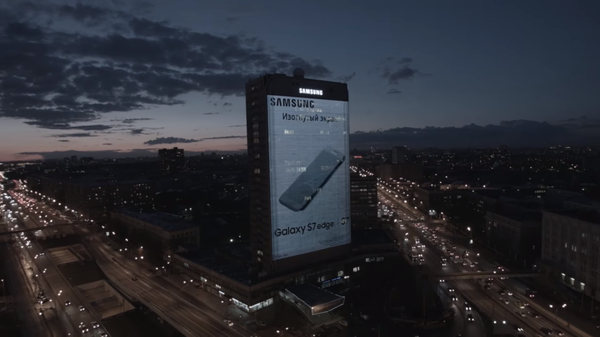 لوحة إعلانية لجلاكسي إس 7 إيدج تغطي بناء كاملًا في موسكو!