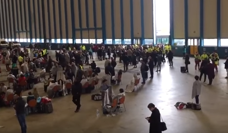 ‫المئات من المسافرين يفترشون الأرض بهانجر لإصلاح الطائرات في مطار بروكسل‬