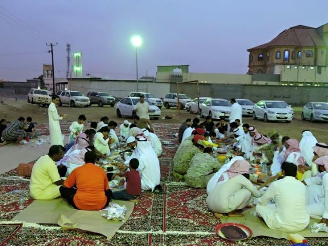 بالصور.. مائدة افطار تجمع الأهالي مع المرابطين بالشريط الحدودي بجازان