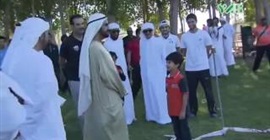 شاهد.. كيف تفاعل حاكم دبي مع طفل فاجأه بقصيدة؟