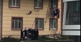 بالفيديو.. لحظة إنقاذ طفل سقط من شرفة منزله
