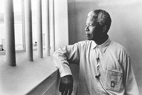 سجّان مانديلا: كان والدي وصديقي وسجيني