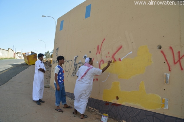 “المواطن” ترصد شبانًا يزيلون عبارات خادشة على جدران أسمنتية بالسودة