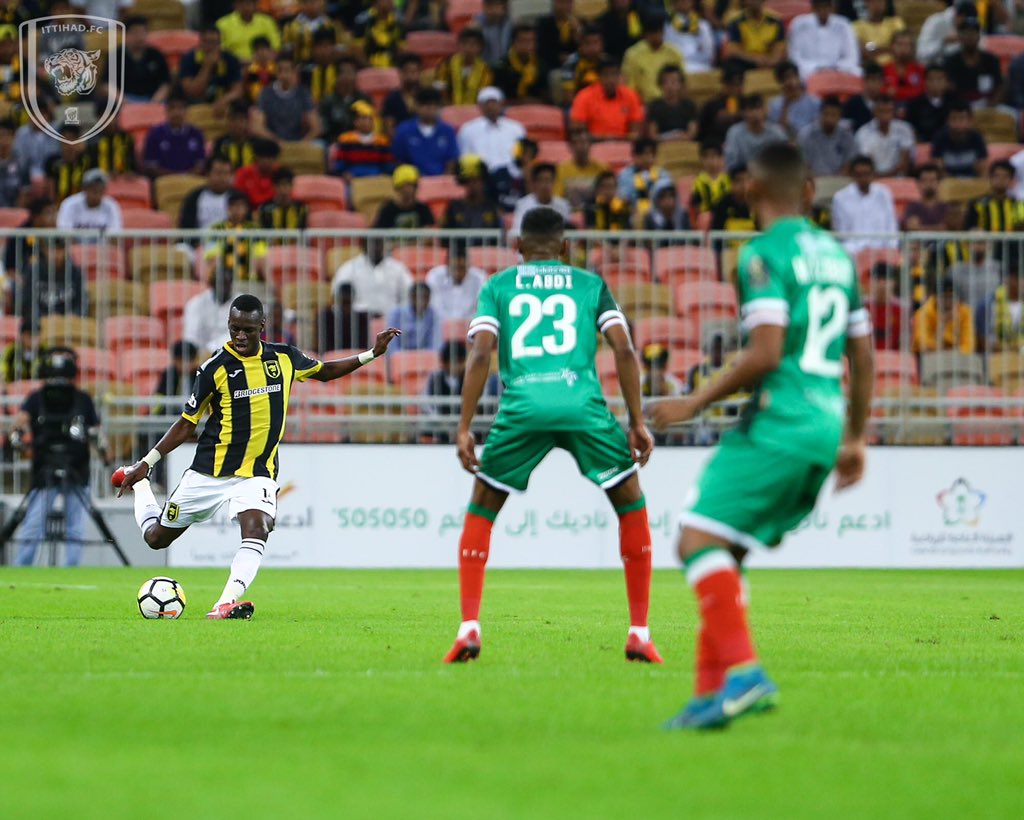 بالفيديو .. لاعبو الاتفاق يحتجّون على حكم مباراة الاتحاد