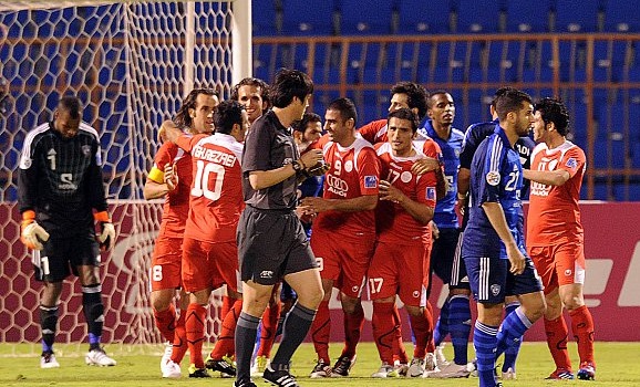 الهلال بالأزرق يواجه بيروزي الأحمر