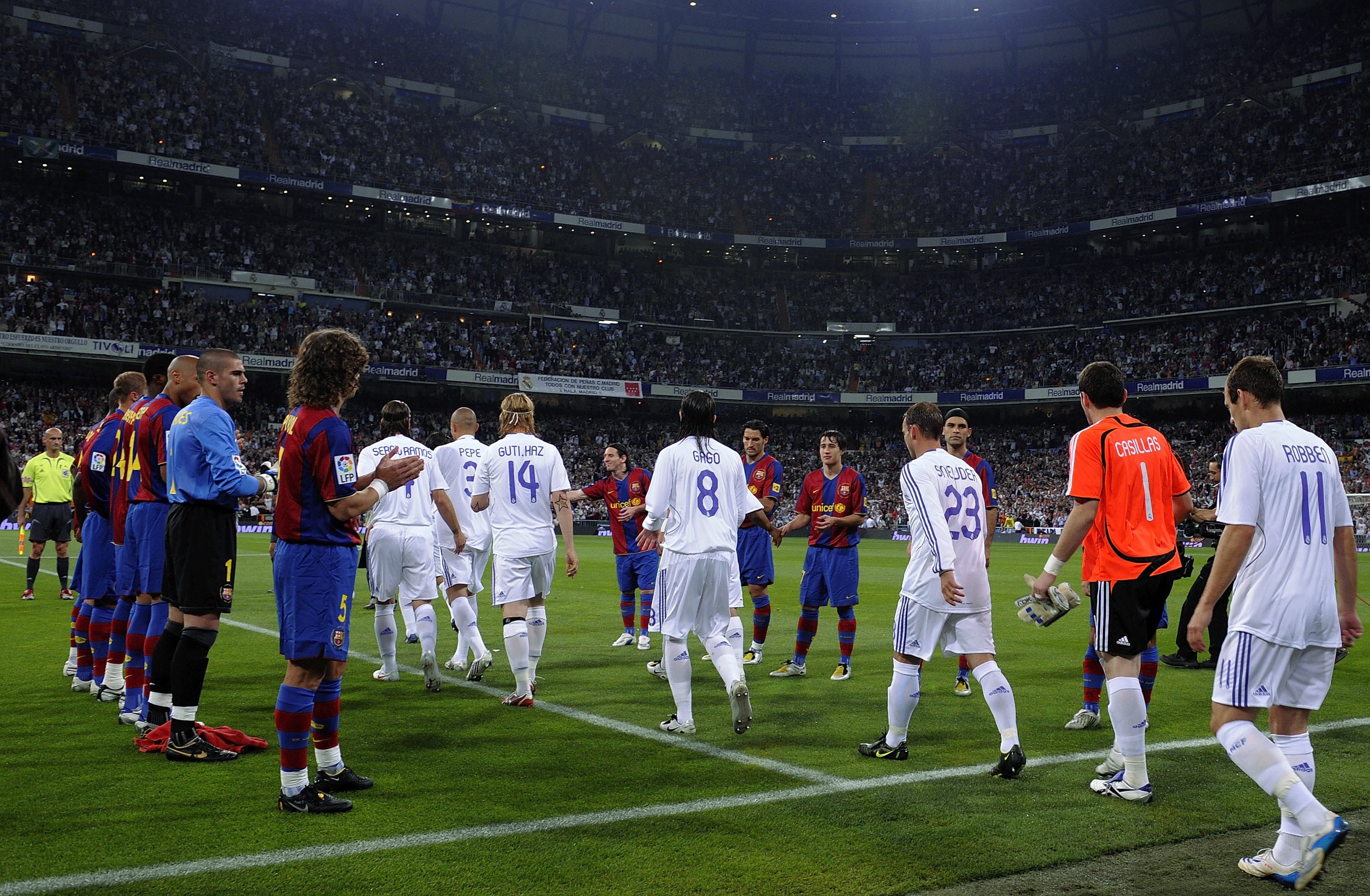 مباراة ريال مدريد وبرشلونة تُشعل صراع الممر الشرفي