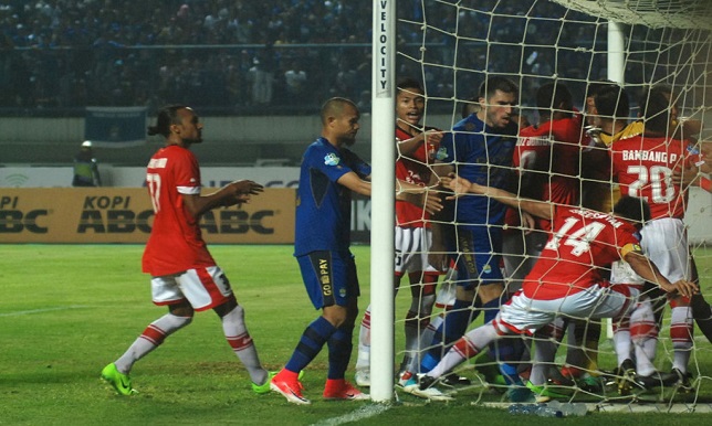 وفاة مشجع بعد أحداث مؤسفة في الدوري الإندونيسي