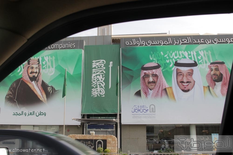 مباني الرياض يزدان بصور الملك 1