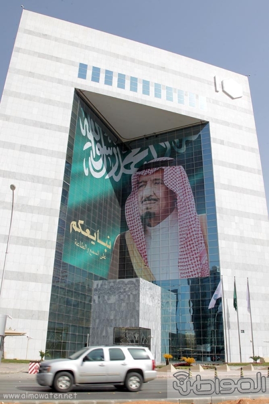 مباني الرياض يزدان بصور الملك 12
