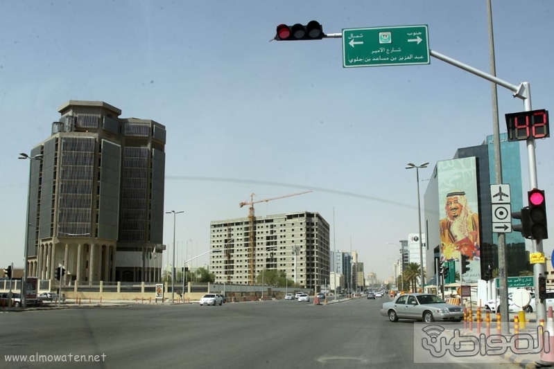 مباني الرياض يزدان بصور الملك 5