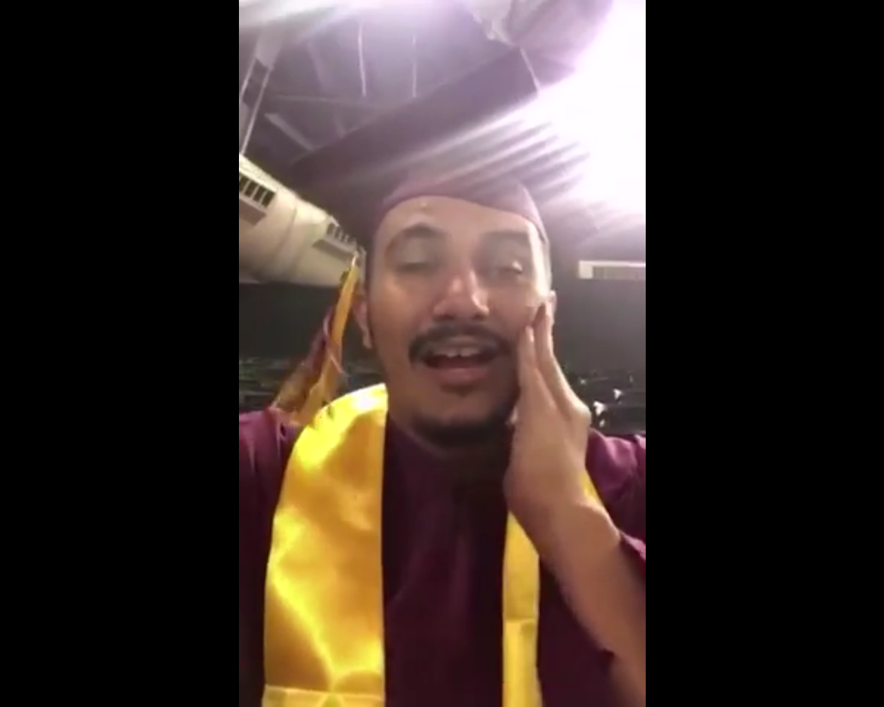 مبتعث يبكي فرحًا خلال حفل تخرجه من جامعة أريزونا: شكرًا للمملكة