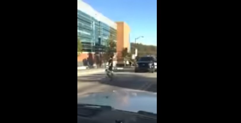 فيديو.. مبتعث سعودي يهاجم المارة في شوارع أمريكا