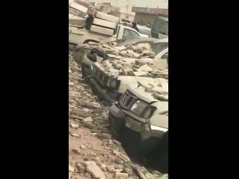 بالفيديو.. سقوط واجهة مبنى وتضرر عدد من السيارات بالرياض