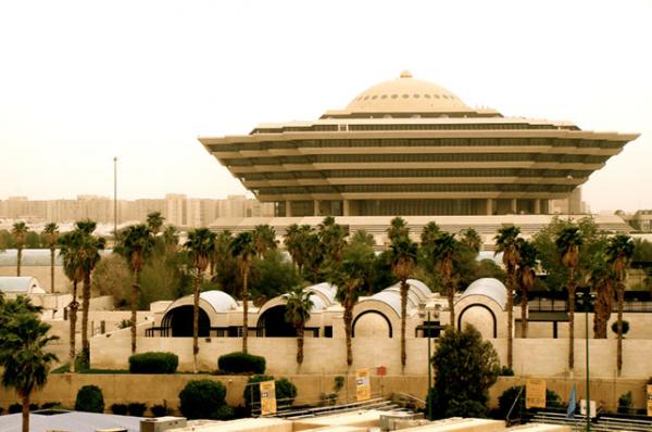 تجمع العمال في الاستراحات والمزارع أو خلاف منازلهم عقوبته 50 ألف ريال