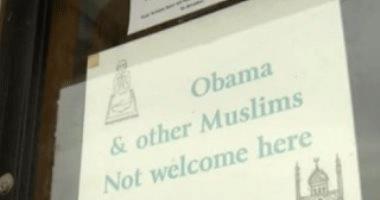 “المسلمون غير مُرحَّب بهم هنا” على واجهة متجر أمريكي