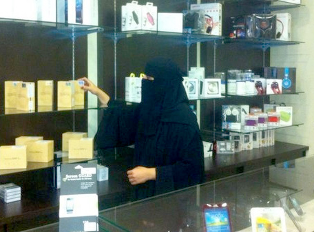 افتتاح أول متجر نسائي لصيانة الجوالات في الرياض