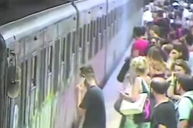 شاهد.. مترو روما يسحل سيدة بعد أن علقت بالباب