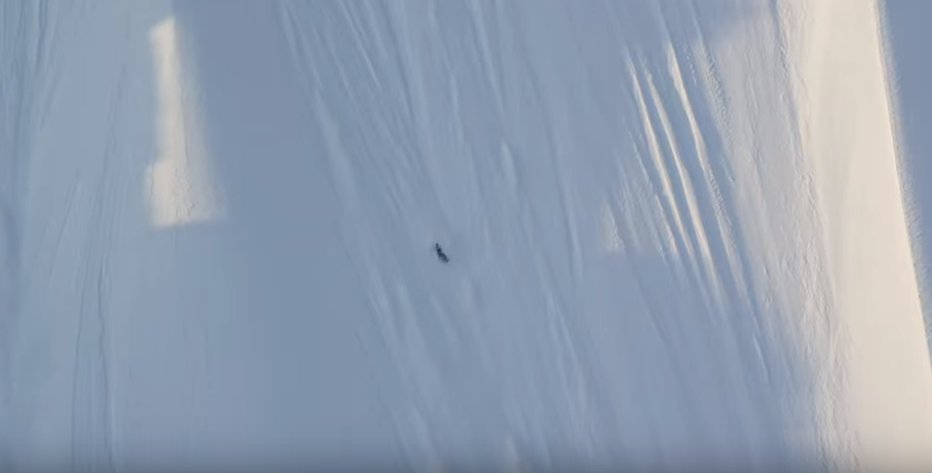 متزلج ينجو بعد سقوطه من على جبل جليدي بإرتفاع 500 متر