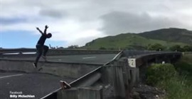 شاهد.. متزلجون يستغلون الطرق المنهارة بفعل الزلزال بنيوزيلندا