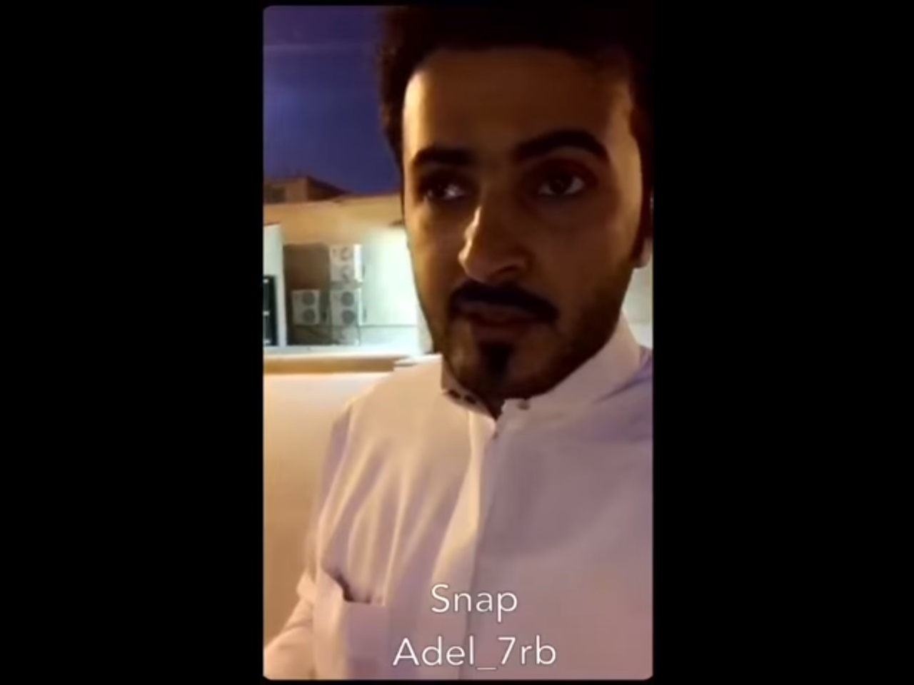 شاهد.. متسول يدعي الصمم ينصب على المارة في 500 ريال خلال صلاة المغرب فقط!