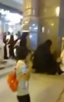 #تيوب_المواطن : مشاجرة بين متسولتين في باحة الحرم المكي