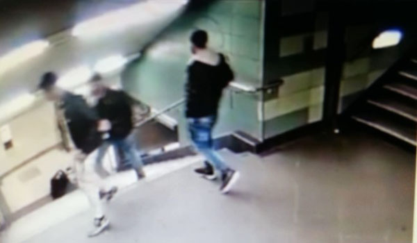 بالفيديو.. متطرف يركل فتاة محجبة بمحطة قطار في برلين