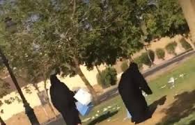 سعوديات يبادرن بتنظيف حديقة عامة مع الأطفال