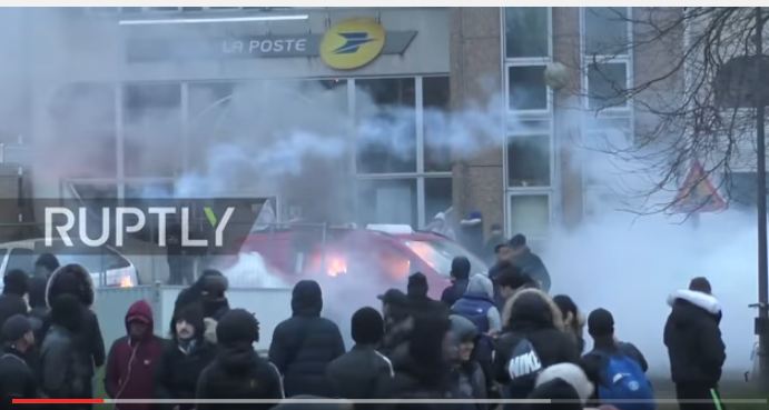 متظاهرون يحرقون سيارات الشرطة في باريس بعد الاعتداء على شاب أسود