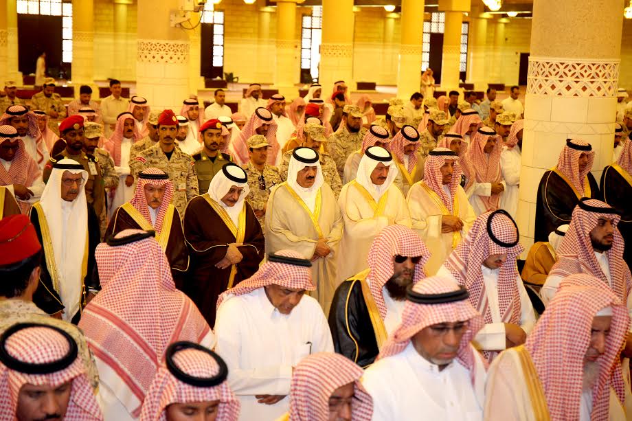 متعب بن عبدالله يؤدي صلاة الميت على الأمير عبدالعزيز بن عياف