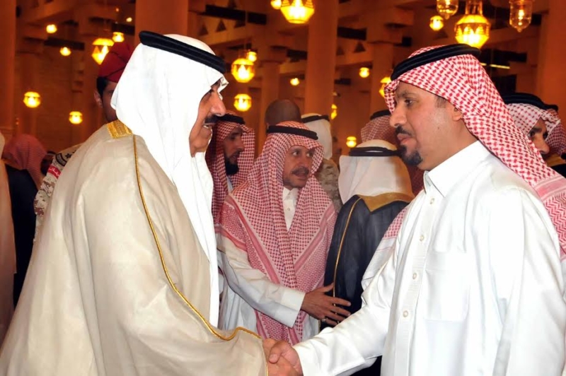 متعب بن عبدالله يؤدي صلاة الميت على الأمير عبدالعزيز بن عياف1