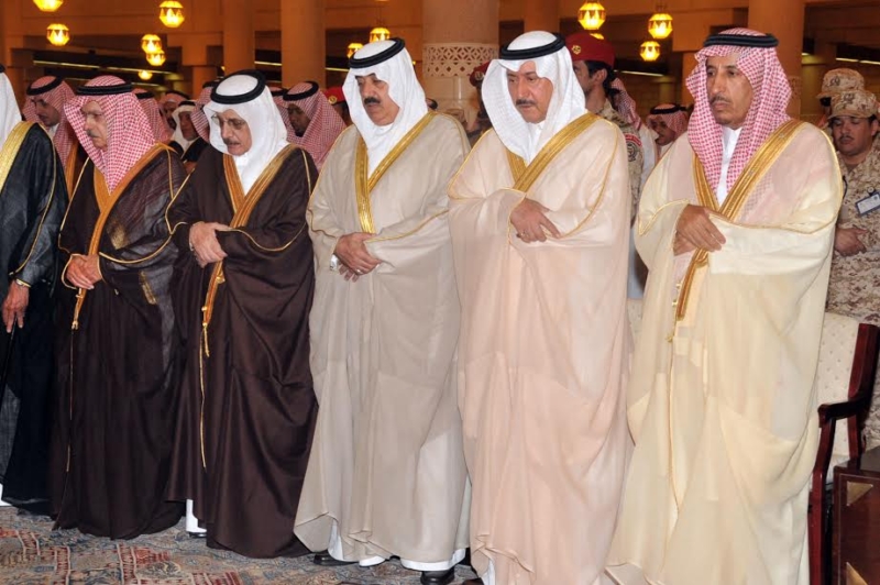 متعب بن عبدالله يؤدي صلاة الميت على الأمير عبدالعزيز بن عياف2