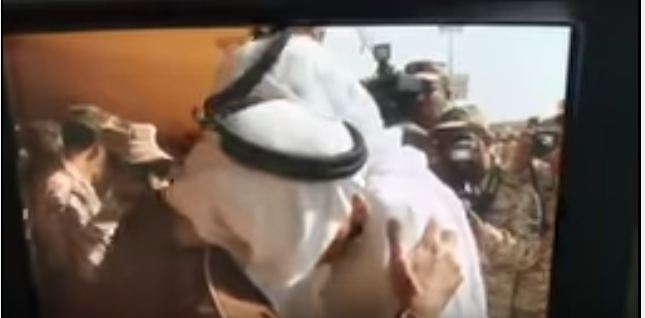 بالفيديو.. وزير الحرس الوطني يقبّل كتف جندي فقد ذراعه بـ#الحد_الجنوبي