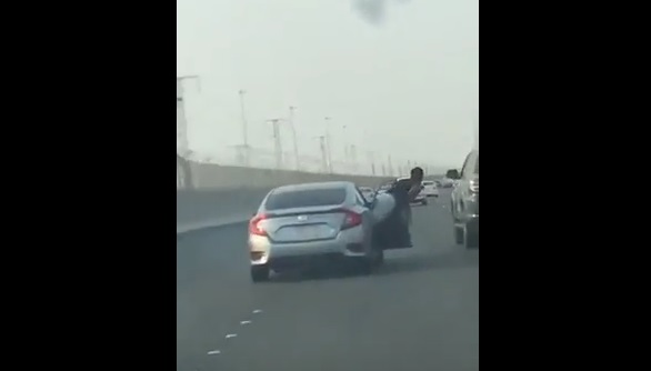 بالفيديو.. سقوط مروع لمتهور في مطاردة بين سيارتين بجدة
