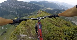شاهد.. لقطات مثيرة لمُتَهَور يقود دراجته على حافة جبال الألب