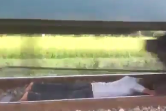 بالفيديو .. متهور يُخاطر بحياته وسمح للقطار بالمرور فوقه