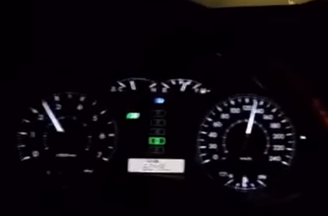 بالفيديو.. سعودي يشرح طريقة لفك مثبت السرعة بـ 5 ثوانٍ