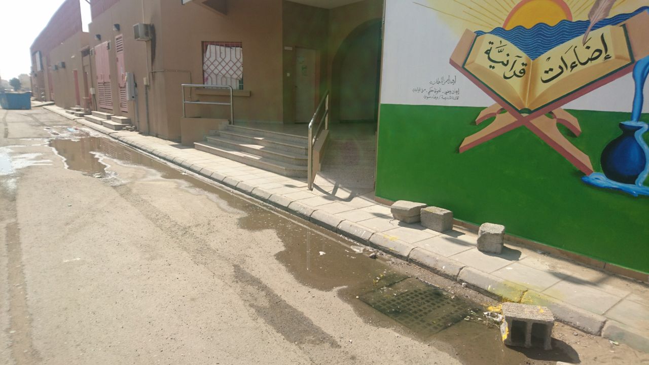 بالصور.. مياه الصرف تحاصر مدرسة للبنات بجازان منذ أسبوعين