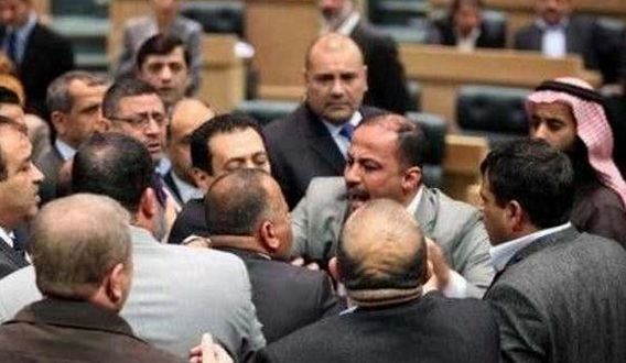 نائب عراقي يتعرض للضرب فى مجلس النواب