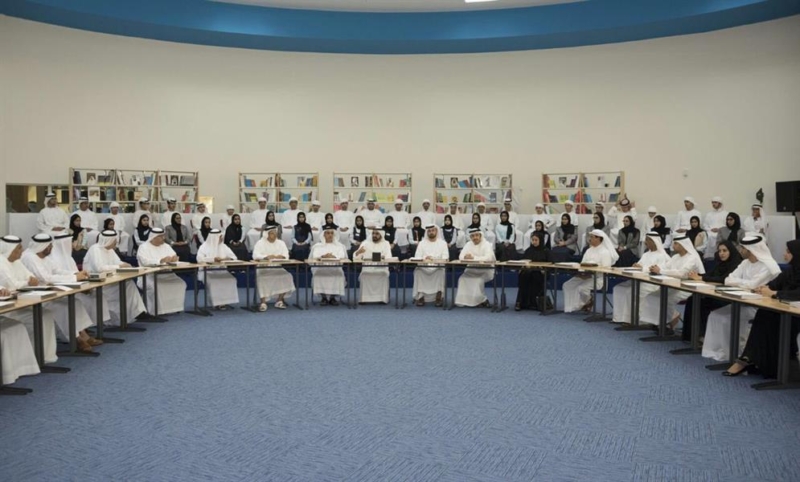 مجلس الوزراء الإماراتي يعقد جلسته الأسبوعية داخل مدرسة بحضور عدد من الطلاب 11