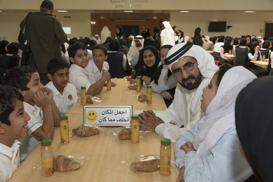 بالصور.. مجلس الوزراء الإماراتي يجتمع في “مدرسة” بحضور الطلاب