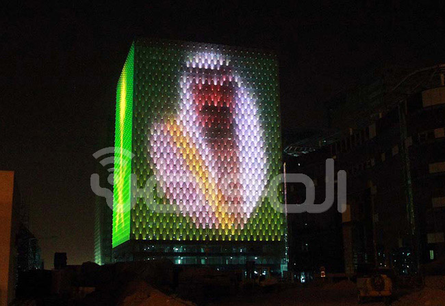 شاهد.. صور الملك عبدالله تزين مبنى مجمع الاتصالات وتقنية المعلومات في الرياض