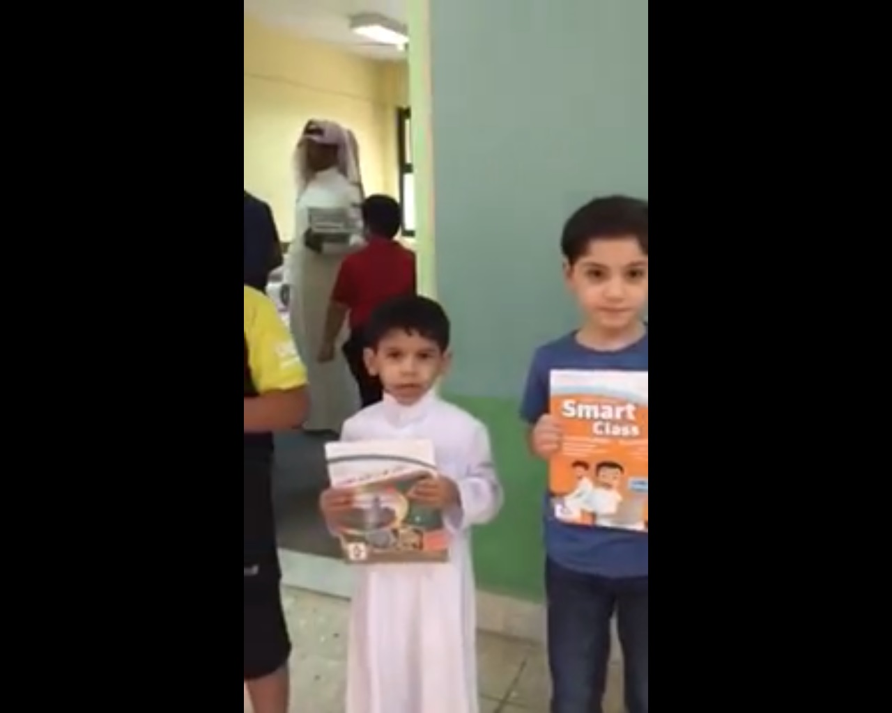 لأول مرة.. 75% من طلاب ابتدائية مجمع الملك سلمان يستلمون كتبهم وجداولهم